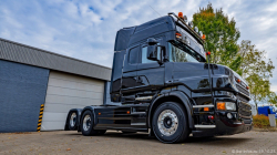 20251019-Tom-Holding-00474